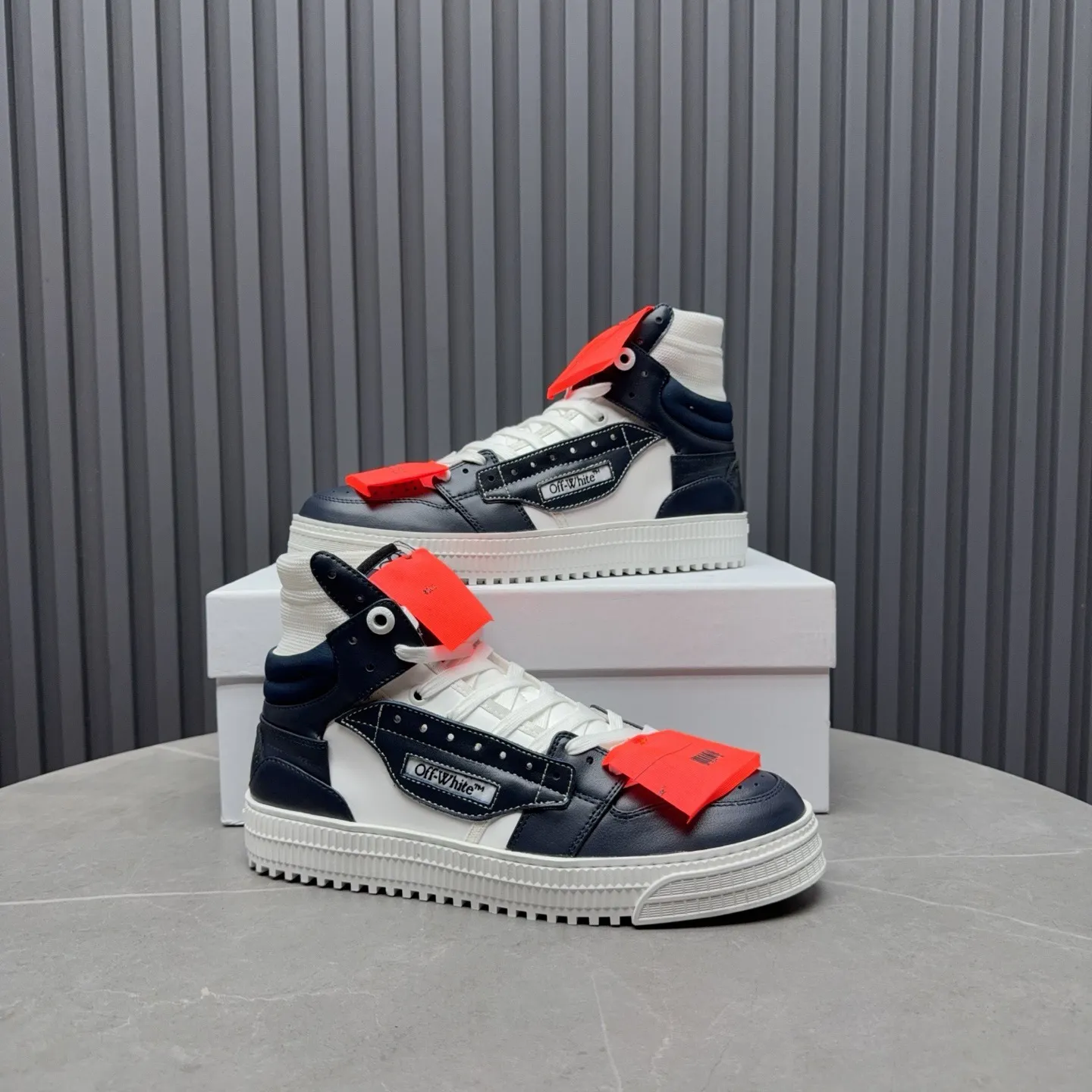 Men's shoes💰740 OFF WHITE ⚡️Couple style⚡️The latest spring style street casual shoes, released with the highest quality version on the market👊Series original mold opening, original lasting, production technology 1:1 original version➰🔜The best choice for more and more celebrities and Internet celebrities🔸In the classics Changes in the code🔸Innovate in the trend🔸Strive to break away from the shackles of bad street design🔝Although he is not the originator of fashion design, he is definitely a shining dark horse in avant-garde design🐴🆙Do not follow the trend🔅Not universal beauty🔅 Fabric💯First-layer cowhide Lining💯Imported skin-friendly and environmentally friendly polyester mesh Foot pads💯Original molded high-elastic environmentally friendly molding pads Midsole💯Made with original last-last technology Outsole💯Rubber outsole Packaging💯Official website synchronizes full set of packaging (brand wrapping paper, brand certificate, brand cloth bag) Code numbers 35-44, 45 46 Customized